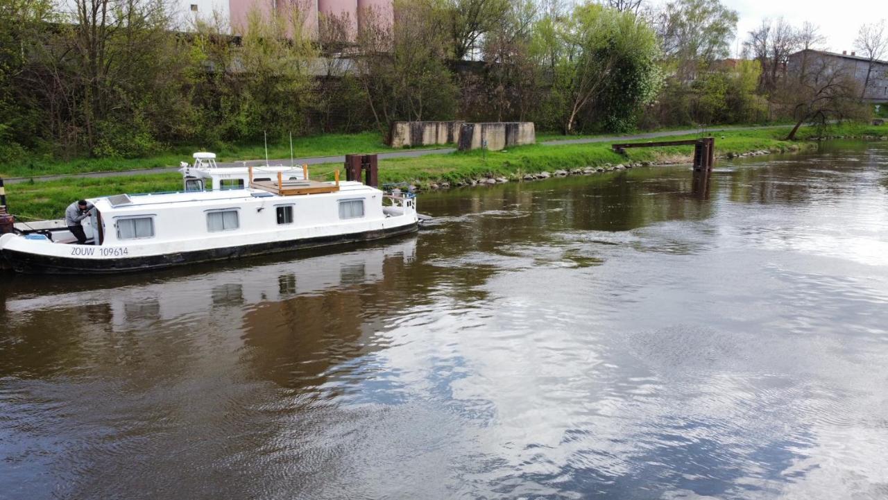Zouw Hausboat Zakotven -Pouze Ubytovani ロウドニツェ・ナト・ラベム エクステリア 写真